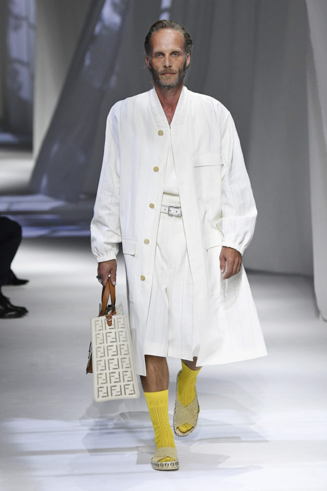 look com sapato amarelo