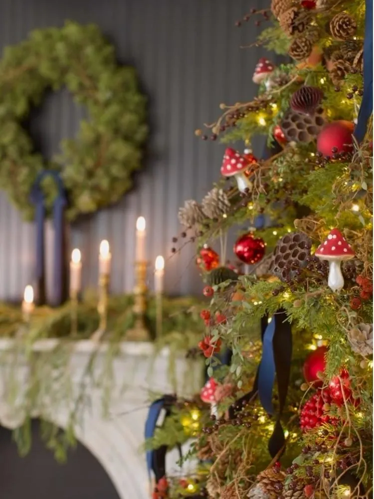 Árvore com cogumelos e galhos, uma das tendências de decoração para o Natal 2025
