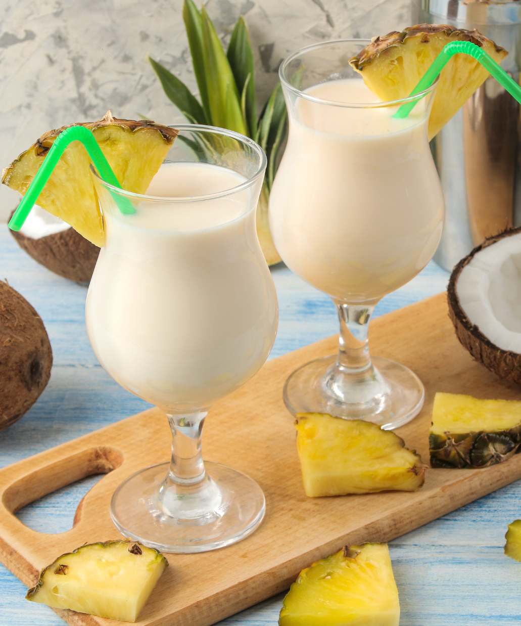 Taças com batida de abacaxi com coco sem álcool.