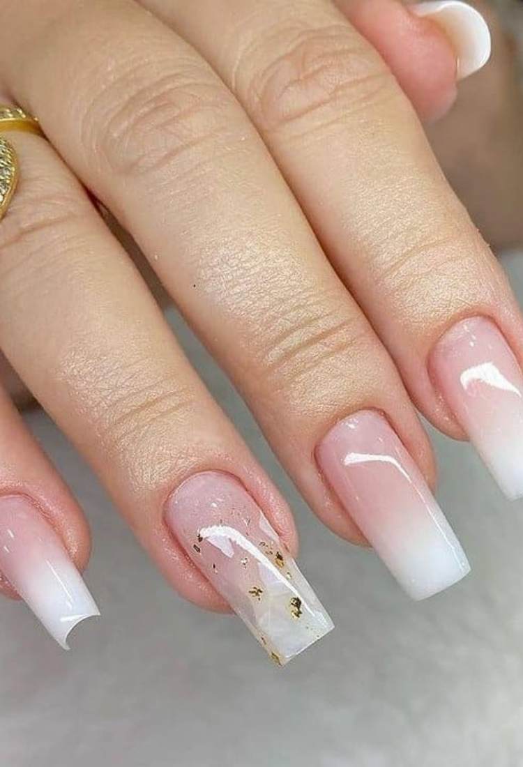 Unhas quadradas grandes babyboomer com folha de ouro no anelar
