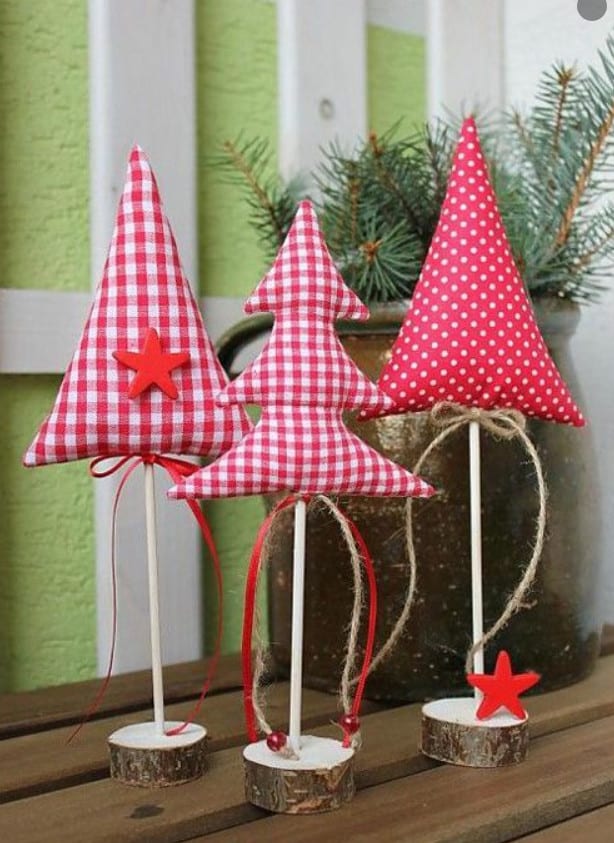 Foto 3 pequenas árvores de Natal vermelhas no palito