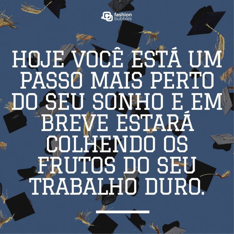 Foto de capelos jogados em direção ao céu e frase "Hoje você está um passo mais perto do seu sonho e em breve estará colhendo os frutos do seu trabalho duro."