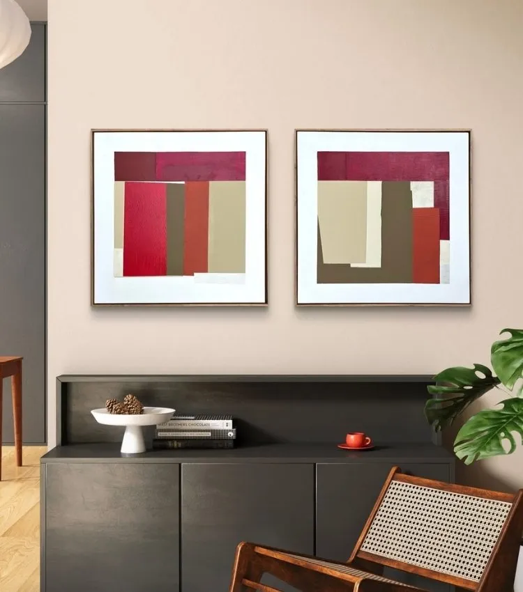 Sala de jantar decorada com quadro do artista plástico Adielson Rodrigues em tons de vinho, cor tendência da decoração para 2026