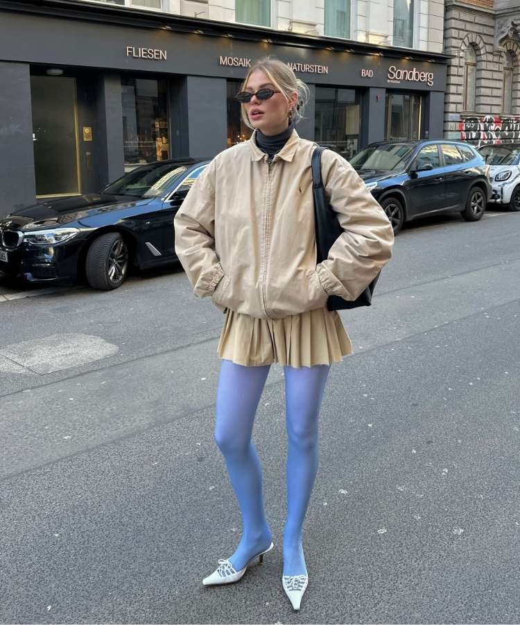 Mulher usando look com meia-calça azul clara