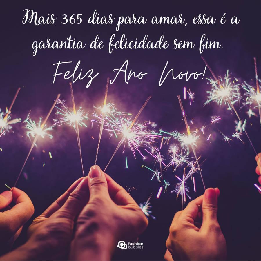 Foto de pessoas segurando velas acesas e frase: Mais 365 dias para amar, essa é a garantia de felicidade sem fim. Feliz Ano Novo!
