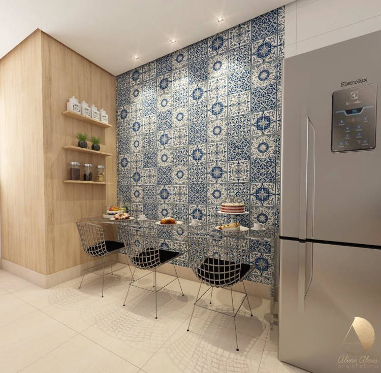 Cantinho para refeições rápidas em parede com azulejos portugueses.