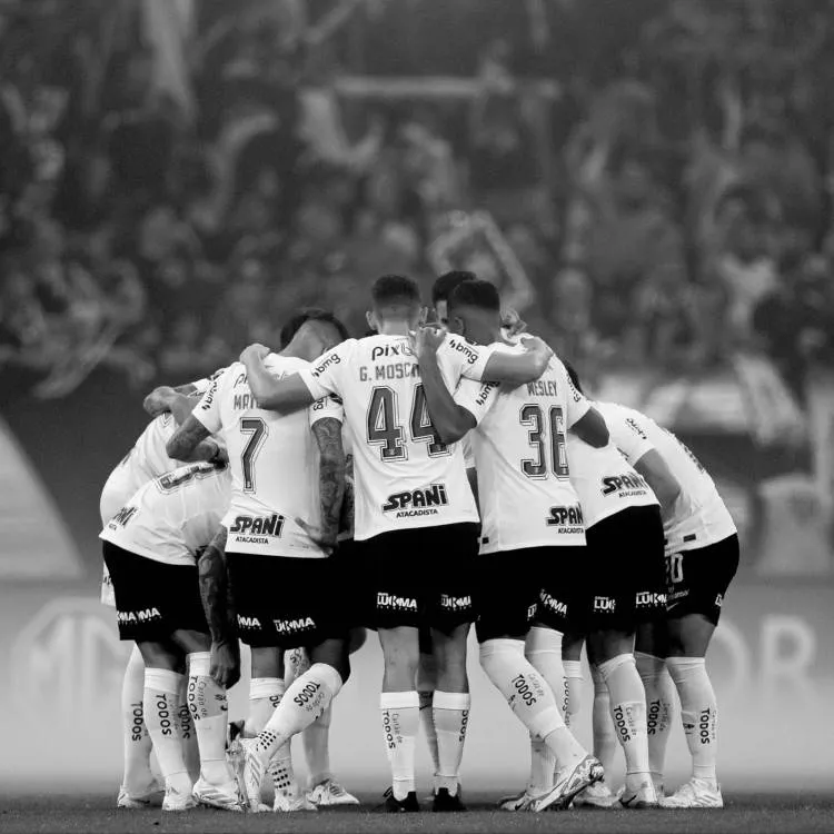Foto em preto e branco do elenco do Corinthians. 
