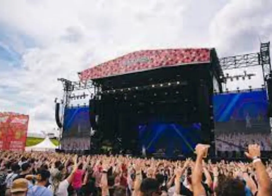Palco do Lollapalooza com uma multidão reunida