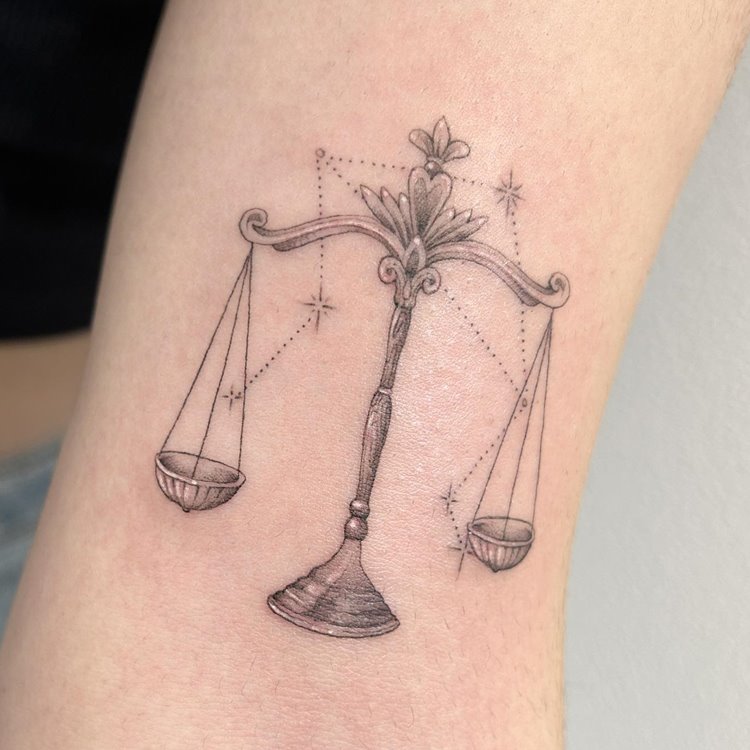 Tattoo de constelação do signo de Libra, cores: preto e branco. Com balança