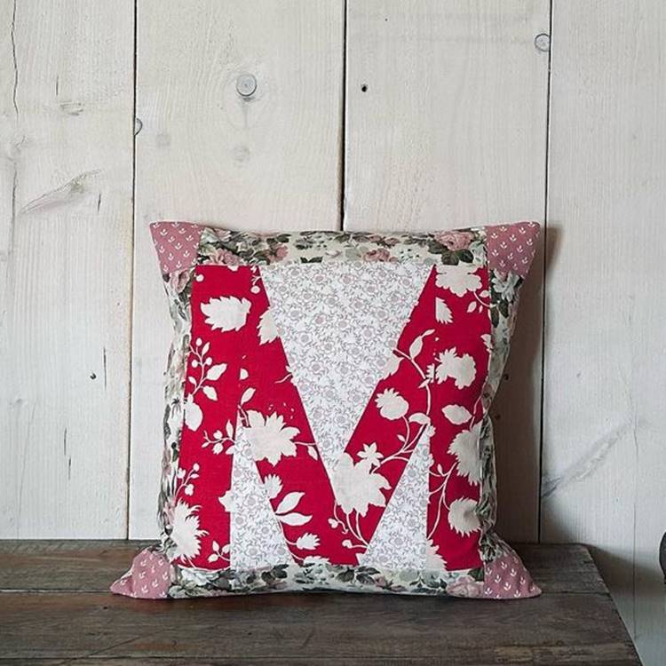 Presentes para o Dia das Mães: almofada patchwork com a letra M.
