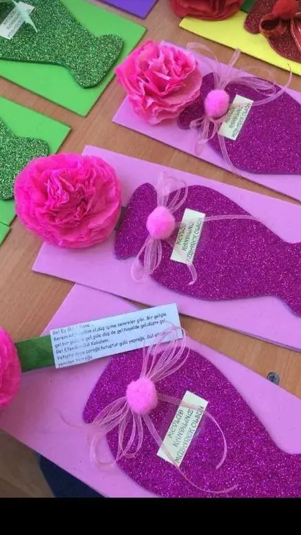 Cartões de papel com flores, vaso de EVA com glitter e pompom.