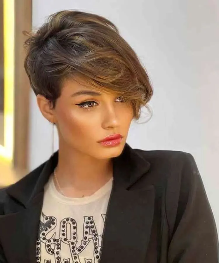 Mulher com cabelo castanho curto, repicado e com franja