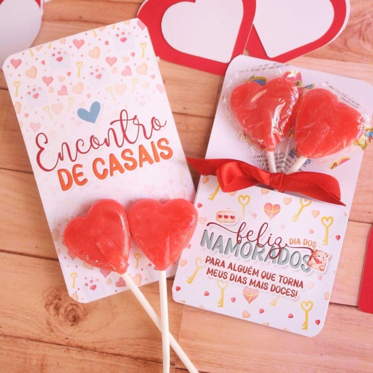 Lembrancinhas para encontro de casais no Dia dos Namorados de Igreja: tag com pirulitos de coração