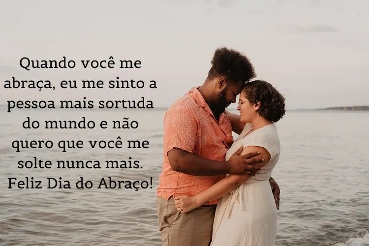 Foto de homem e mulher se abraçando e frase: Quando você me abraça, eu me sinto a pessoa mais sortuda do mundo e não quero que você me solte nunca mais.