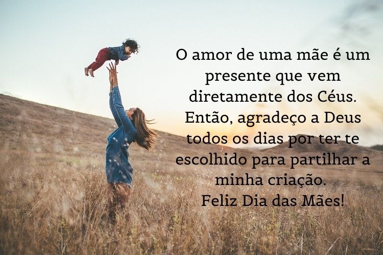 Mãe erguendo bebê em campo, com frase "O amor de uma mãe é um presente que vem diretamente dos Céus. Então, agradeço a Deus todos os dias por ter te escolhido para partilhar a minha criação. Feliz Dia das Mães! "