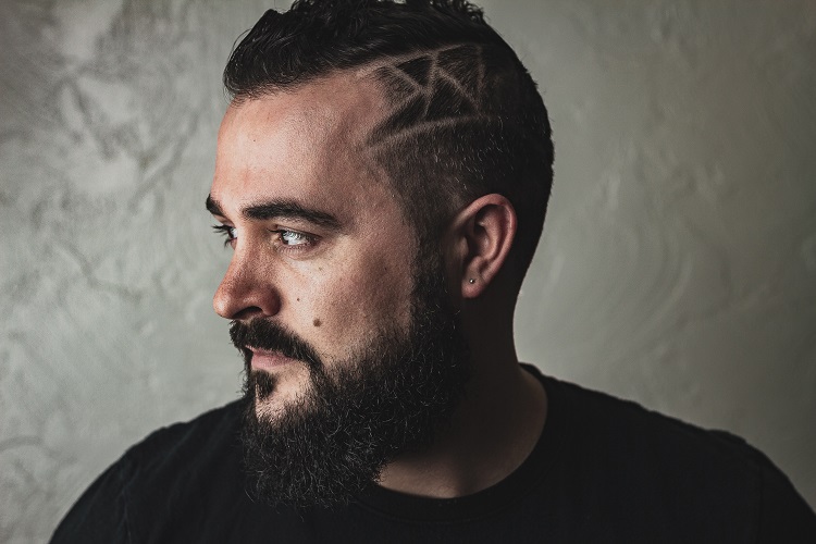 corte de cabelo masculino 2021 com risco de navalha