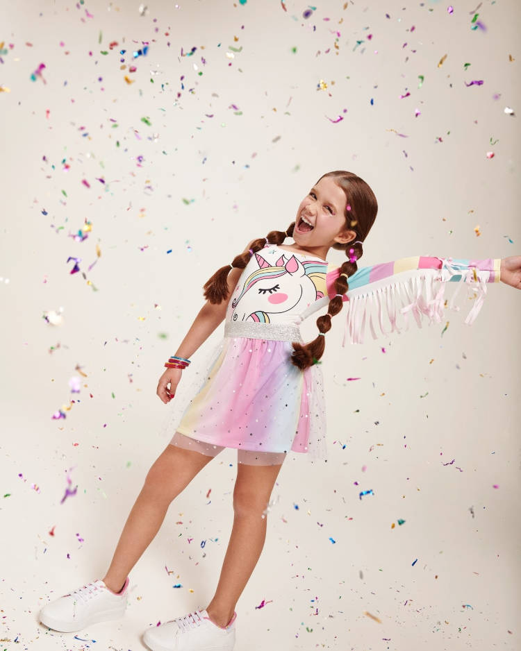 Menina com fantasia de Carnaval de Unicórnio.