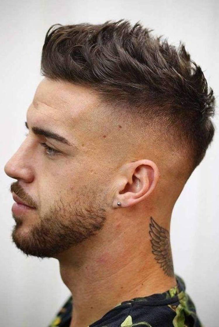 Homem de pele clara com cabelo castanho lateral zerada