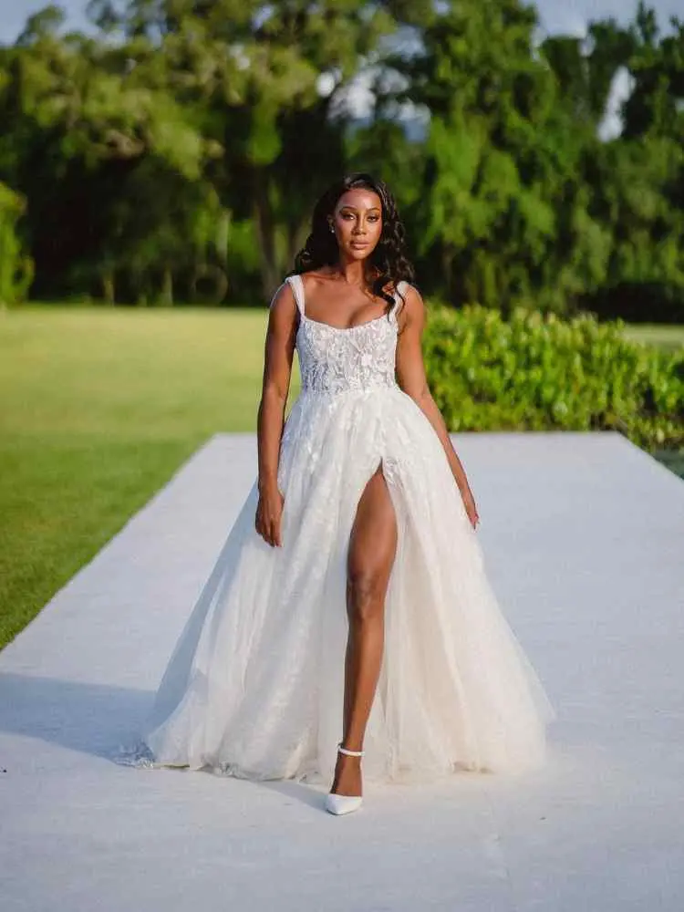 Ex-BBB e influenciadora Camilla de Lucas de noiva, vestido de fenda icônico