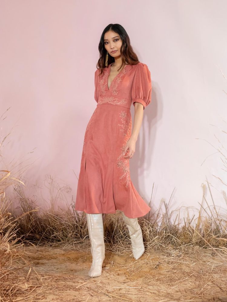 Mulher asiática usando vestido boho rosa antigo e bota western branca