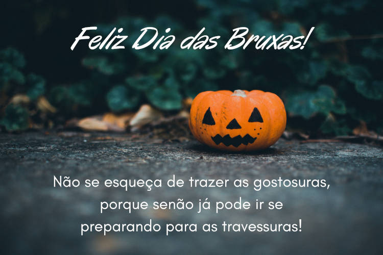 Foto de abóbora de Halloween no chão e frase " Feliz Dia das Bruxas! Não se esqueça de trazer as gostosuras, porque senão já pode ir se preparando para as travessuras!"