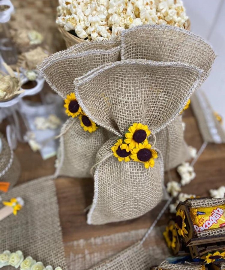 Decoração de festa junina, saquinho de juta com detalhe flores de girassol