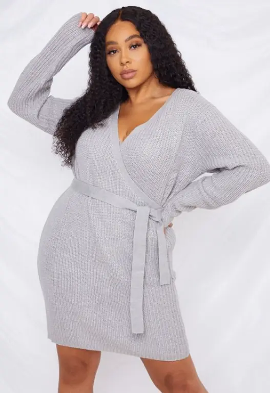 Vestido plus size tricô transpassado com amarração na cintura