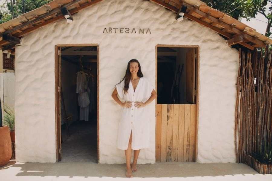 Foto da dona da loja Artesana, Ramona Zanon, em frente à sua loja, em São Miguel dos Milagres.
