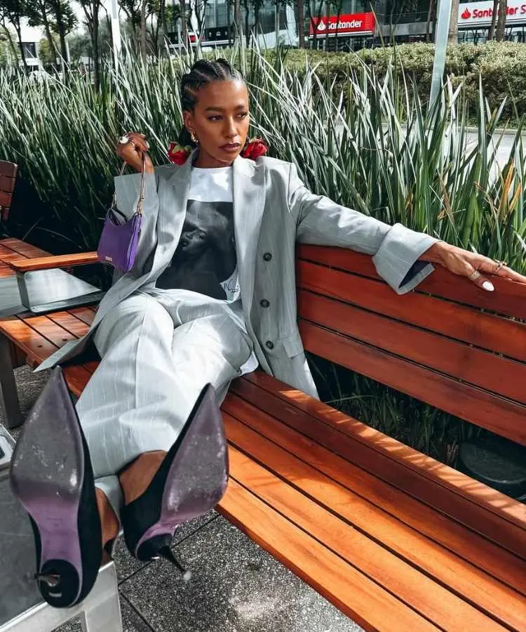 Michele Passa usando conjunto de alfaiataria cinza, uma das influenciadoras negras de moda