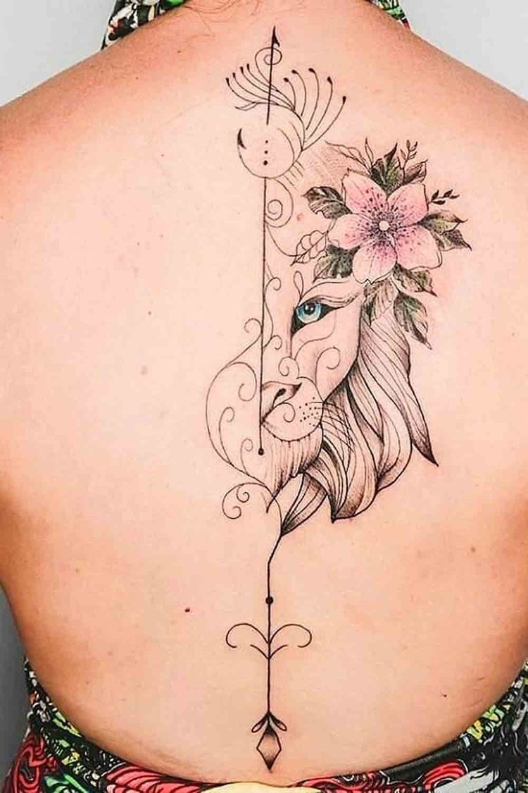 Tatuagem nas costas de meio leão com olhos claros e flor rosa