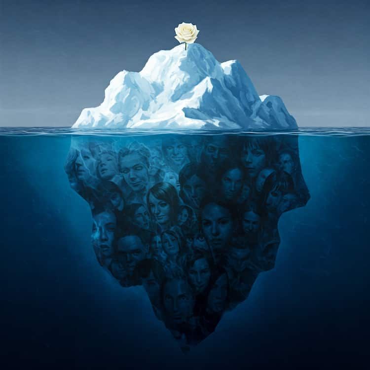 Imagem de um iceberg em um oceano. A porção submersa apresenta rostos humanos sombrios, simbolizando pensamentos inconscientes. No topo visível, uma flor branca floresce, sugerindo a consciência e pureza. A composição reflete profundidade emocional e introspecção.





