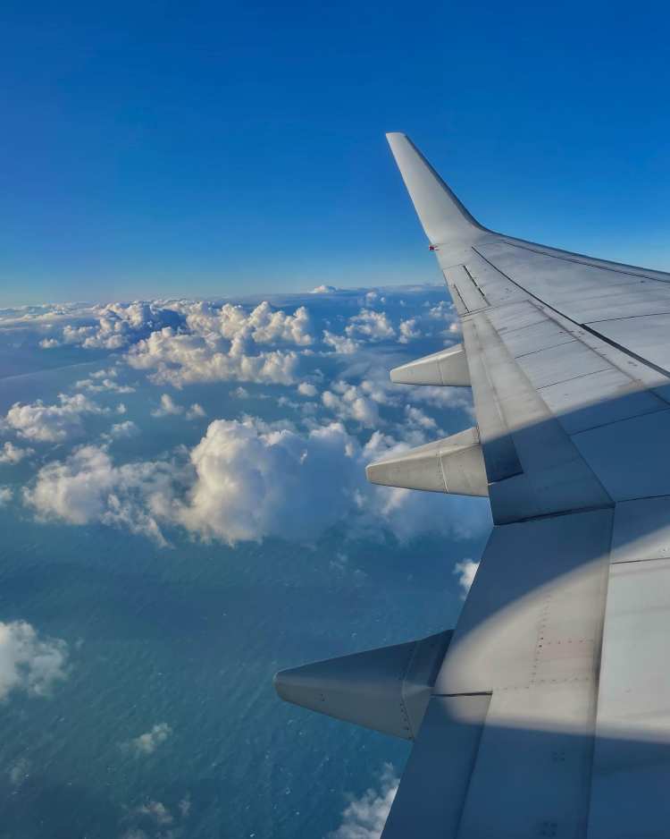 foto de janela de avião, nuvens e asa