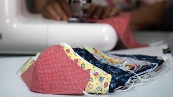 Foto de diversas máscaras tipo bico de pato com estampas variadas