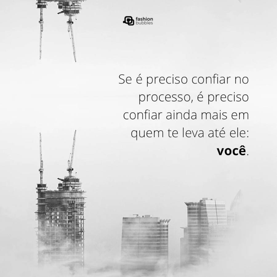 Foto com a construção de um prédio e uma frase de superação no canto