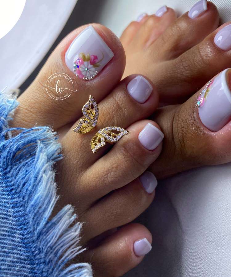 Unhas dos pés decoradas francesinha lilás com adesivo de flores e pedrarias