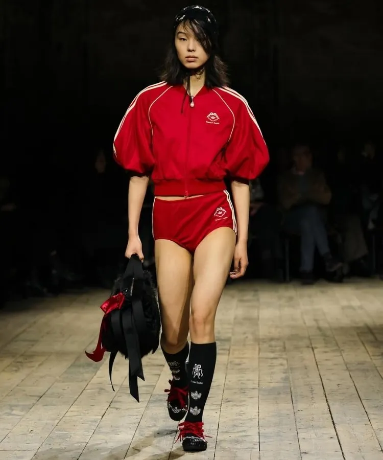 Foto de modelo usando look com conjunto esportivo repaginado, uma das tendências da London Fashion Week Outono Inverno 2026