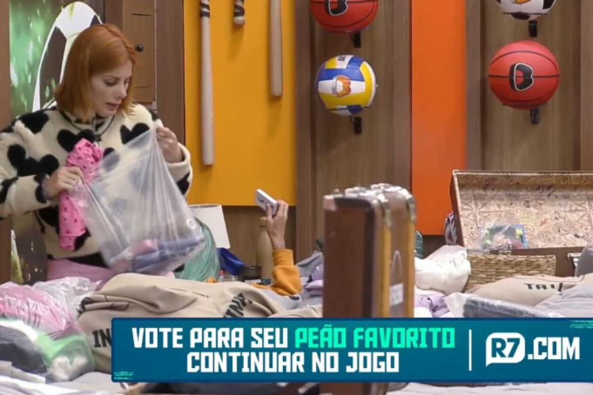 Peoa Deborah Albuquerque organiza mala e abaixo dela um chamado para a votação
