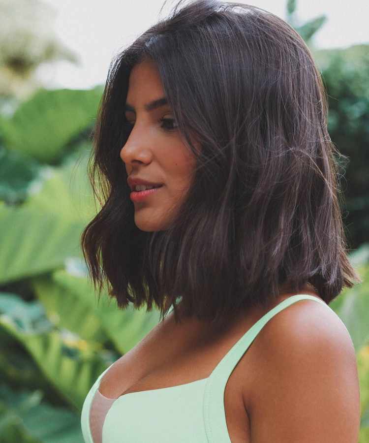 Tendência de cortes cabelo médio reto castanho.