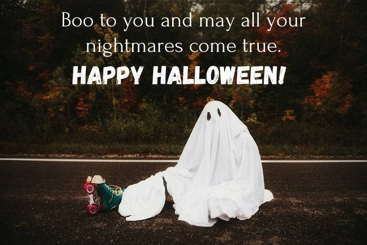Foto de pessoa fantasiada de fantasma com patins sentada na estrada e frase "Boo to you and may all your nightmares come true. Happy Halloween!"