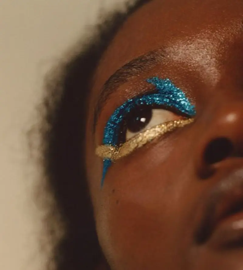 Make azul e dourado para olho com brilho