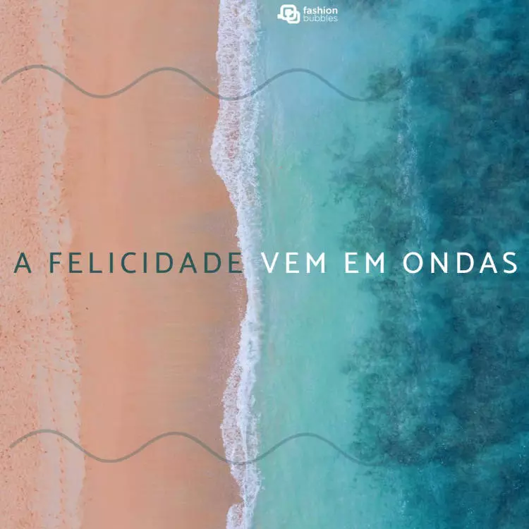 Foto de ondas quebrando na areia e frase: A felicidade vem em ondas!