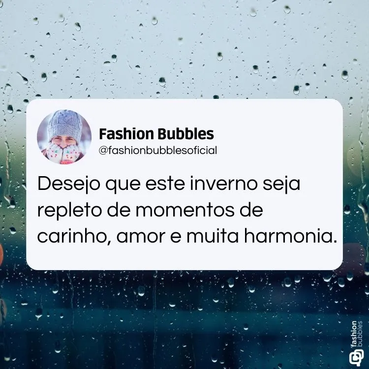 Imagem de fundo com janela molhada por gotas de chuva. No centro, recorte com foto de pessoa de gorro e cachecol. Texto escrito: "Desejo que este inverno seja repleto de momentos de carinho, amor e muita harmonia." Atmosfera acolhedora.
