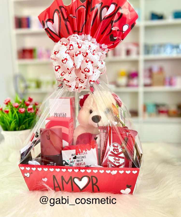 Cesta romântica embrulhada com ursinho, chocolates, produtos de beleza