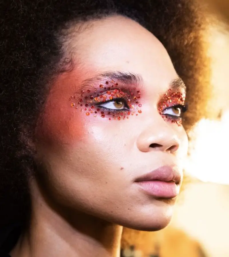 Make com strass no olho