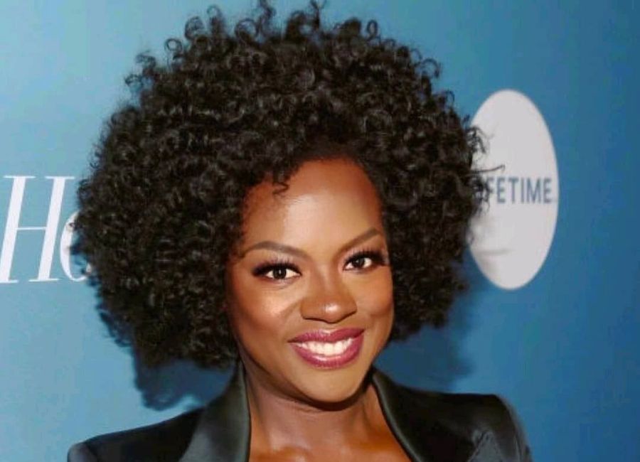 A atriz Viola Davis sorrindo para a câmera