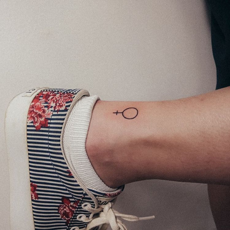 Tatuagem pequena em fineline de símbolo do feminino 