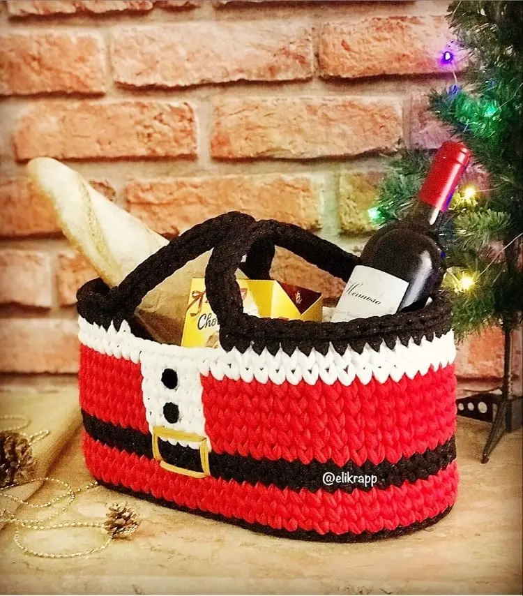 cesta de crochê que imita a roupa do Papai Noel com pão, chocotone e vinho 