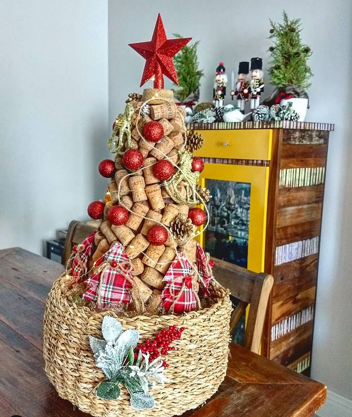 Árvore de natal feita com rolhas de bebidas em cesto de cizal