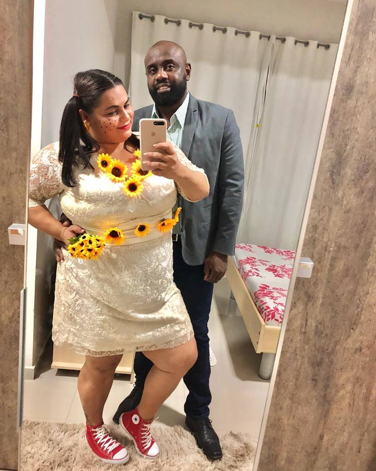 Casal de noivos caipira, com decoração de girassol