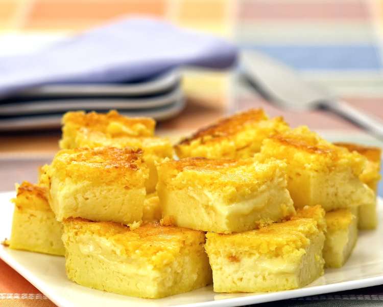 Pedaços de bolo de milho cremoso em prato